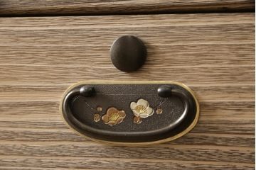 中古　美品　厚手桐材　国産　職人手造り品　峯生作金具　気品ある佇まいが魅力の総桐小抽箪笥(大丸、総桐箪笥、総桐たんす、小箪笥、引き出し、着物箪笥、和タンス)(R-058439)