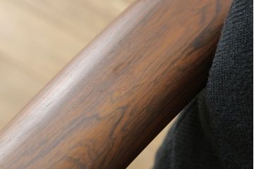 中古　美品　デンマーク　グレーテ・ヤルク(Grete Jalk)デザイン　P.J社製　ローズウッドの滑らかな曲線が美しい2人掛けソファ(二人掛け、2Pソファ)(R-058441)