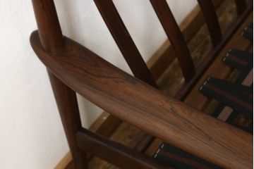 中古　美品　デンマーク　グレーテ・ヤルク(Grete Jalk)デザイン　P.J社製　ローズウッドの滑らかな曲線が美しい2人掛けソファ(二人掛け、2Pソファ)(R-058441)