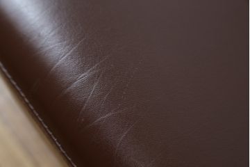 中古　美品　三越百貨店　本革(レザー)　クラシカルで高級感ある佇まいが魅力的な2人掛けソファ(定価推定50万円)(二人掛け、2P)(R-058449)
