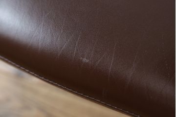 中古　美品　三越百貨店　本革(レザー)　クラシカルで高級感ある佇まいが魅力的な2人掛けソファ(定価推定50万円)(二人掛け、2P)(R-058449)