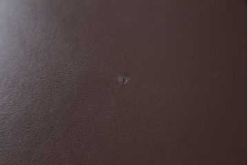 中古　美品　三越百貨店　本革(レザー)　クラシカルで高級感ある佇まいが魅力的な2人掛けソファ(定価推定50万円)(二人掛け、2P)(R-058449)