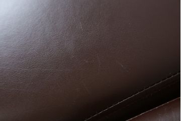 中古　美品　三越百貨店　本革(レザー)　クラシカルで高級感ある佇まいが魅力的な2人掛けソファ(定価推定50万円)(二人掛け、2P)(R-058449)