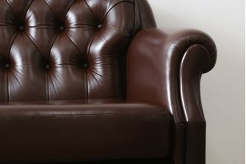 中古　美品　三越百貨店　本革(レザー)　クラシカルで高級感ある佇まいが魅力的な2人掛けソファ(定価推定50万円)(二人掛け、2P)(R-058449)
