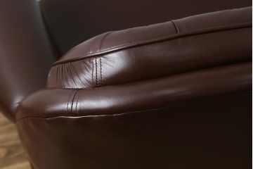 中古　美品　三越百貨店　本革(レザー)　クラシカルで高級感ある佇まいが魅力的な2人掛けソファ(定価推定50万円)(二人掛け、2P)(R-058449)