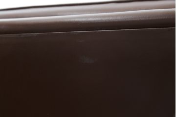 中古　美品　三越百貨店　本革(レザー)　クラシカルで高級感ある佇まいが魅力的な2人掛けソファ(定価推定50万円)(二人掛け、2P)(R-058449)