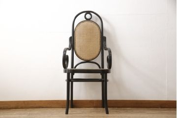 中古　美品　トーネット(Thonet)　No.17　特徴的な曲線デザインが目を引くベントウッドアームチェア(定価約16万円)(ベントウッドチェア、ハイバックチェア、椅子、イス)(R-058450)
