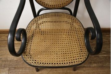 中古　美品　トーネット(Thonet)　No.17　特徴的な曲線デザインが目を引くベントウッドアームチェア(定価約16万円)(ベントウッドチェア、ハイバックチェア、椅子、イス)(R-058450)