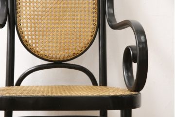 中古　美品　トーネット(Thonet)　No.17　特徴的な曲線デザインが目を引くベントウッドアームチェア(定価約16万円)(ベントウッドチェア、ハイバックチェア、椅子、イス)(R-058450)