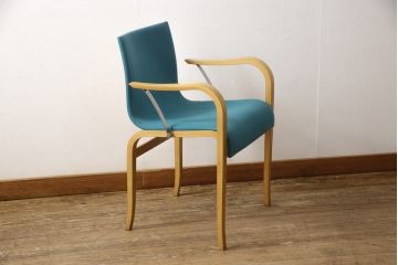 中古　イタリア　ジジ・サバディン(Gigi Sabadin)　スタイリッシュなデザインが素敵なアームチェア(定価約8万円)(椅子、イス)(R-058451)