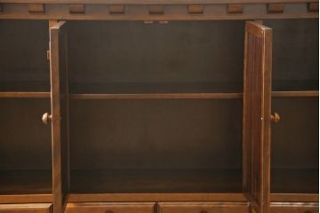 中古　美品　国会議事堂納品の高級家具メーカー　徳田家具　花の彫刻がかわいらしいサイドボード(収納棚、戸棚、キャビネット、リビングボード)(R-058458)