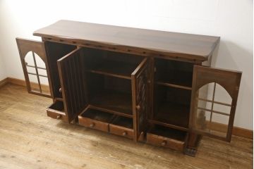 中古　美品　国会議事堂納品の高級家具メーカー　徳田家具　花の彫刻がかわいらしいサイドボード(収納棚、戸棚、キャビネット、リビングボード)(R-058458)