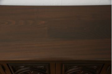 中古　美品　国会議事堂納品の高級家具メーカー　徳田家具　花の彫刻がかわいらしいサイドボード(収納棚、戸棚、キャビネット、リビングボード)(R-058458)