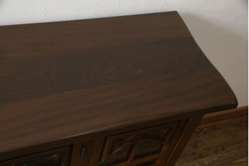 中古　美品　国会議事堂納品の高級家具メーカー　徳田家具　花の彫刻がかわいらしいサイドボード(収納棚、戸棚、キャビネット、リビングボード)(R-058458)