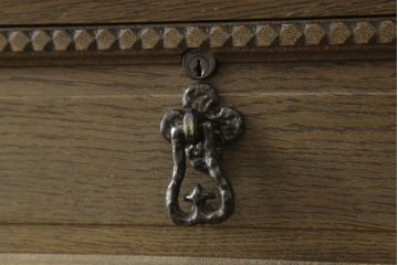 中古　神戸洋家具　伊藤家具　クラシカルな佇まいが魅力的なチェスト(衣装タンス、引き出し)(R-058460)
