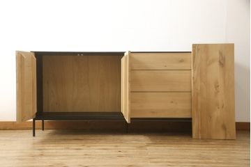 中古　超美品　ベルギー　ザ・コンランショップ(THE CONRAN SHOP)　Ethnicraft (エスニクラフト)　オーク　ブラックバード　ツートンカラーがおしゃれなサイドボード(ストレージ、収納棚、戸棚、サイドキャビネット)(定価約46万円)(R-058464)