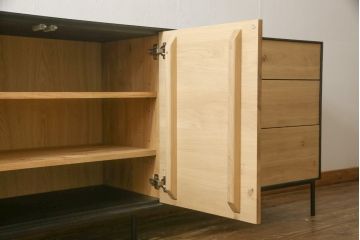 中古　超美品　ベルギー　ザ・コンランショップ(THE CONRAN SHOP)　Ethnicraft (エスニクラフト)　オーク　ブラックバード　ツートンカラーがおしゃれなサイドボード(ストレージ、収納棚、戸棚、サイドキャビネット)(定価約46万円)(R-058464)