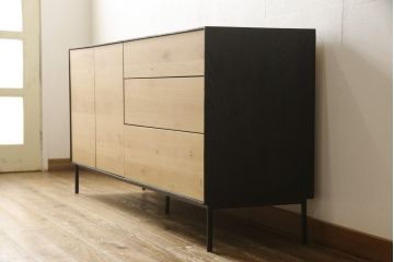 中古　超美品　ベルギー　ザ・コンランショップ(THE CONRAN SHOP)　Ethnicraft (エスニクラフト)　オーク　ブラックバード　ツートンカラーがおしゃれなサイドボード(ストレージ、収納棚、戸棚、サイドキャビネット)(定価約46万円)(R-058464)