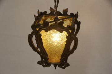 中古　美品　アンティーク調　ガラスの模様や装飾が魅力的な天井照明(ペンダントライト、吊り下げ照明)(R-058465)