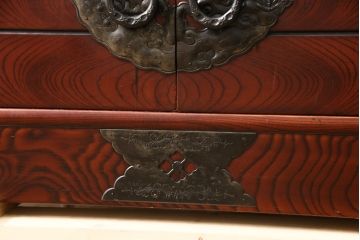 希少!　和製ビンテージ　手打ち金具　欅(ケヤキ)材　漆塗り　上質な和の空間に取り入れたい、和モダンなサイドボード(茶箪笥、茶棚、飾り棚、戸棚、ヴィンテージ)(R-058477)