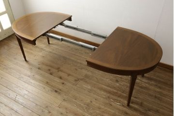 中古　美品　DREXEL HERITAGE(ドレクセルヘリテイジ)　Triune(トライユン)　品のある佇まいがすてきなダイニングテーブル(エクステンションテーブル、4人掛け、6人掛け)(R-058487)