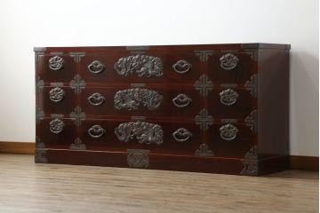 中古　美品　岩谷堂箪笥　丁寧な造りの手打ち金具が目を惹くサイドチェスト(引き出し、サイドボード、収納箪笥、衣装タンス)(定価約240万円)(R-058489)