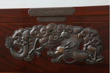 中古　美品　岩谷堂箪笥　丁寧な造りの手打ち金具が目を惹くサイドチェスト(引き出し、サイドボード、収納箪笥、衣装タンス)(定価約240万円)(R-058489)