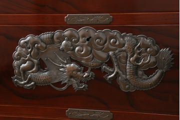 中古　美品　岩谷堂箪笥　丁寧な造りの手打ち金具が目を惹くサイドチェスト(引き出し、サイドボード、収納箪笥、衣装タンス)(定価約240万円)(R-058489)