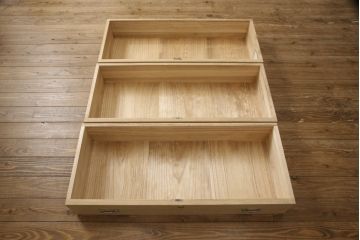 中古　宮内庁御用達桐匠　新井昇　松本錫蔵　たっぷり収納できる上手物の総桐箪笥(胴厚、総桐たんす、着物箪笥、引き出し)(定価約170万円)(R-058493)