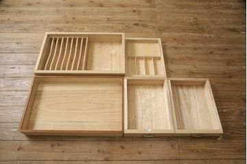 中古　宮内庁御用達桐匠　新井昇　松本錫蔵　たっぷり収納できる上手物の総桐箪笥(胴厚、総桐たんす、着物箪笥、引き出し)(定価約170万円)(R-058493)