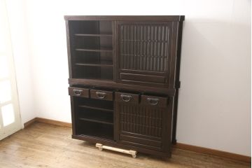 中古　美品　広島県　博永家具　総欅(ケヤキ)材　重厚感ある佇まいが魅力的な五尺水屋箪笥(定価約96万円)(食器棚、戸棚、収納棚、キャビネット)(R-058497)
