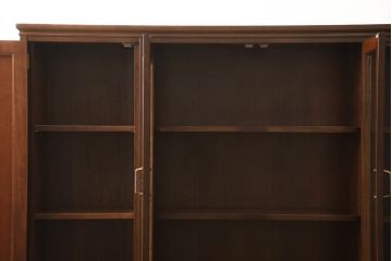 中古　美品　神戸元町欧風家具　メープル不二屋　クラシカルで気品あるデザインが魅力的なキャビネット(食器棚、カップボード、戸棚、収納棚)(R-058501)