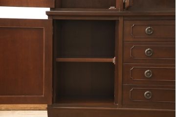 中古　美品　神戸元町欧風家具　メープル不二屋　クラシカルで気品あるデザインが魅力的なキャビネット(食器棚、カップボード、戸棚、収納棚)(R-058501)