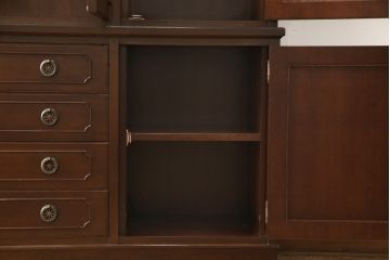 中古　美品　神戸元町欧風家具　メープル不二屋　クラシカルで気品あるデザインが魅力的なキャビネット(食器棚、カップボード、戸棚、収納棚)(R-058501)