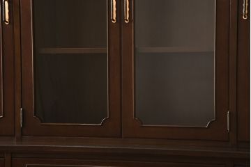 中古　美品　神戸元町欧風家具　メープル不二屋　クラシカルで気品あるデザインが魅力的なキャビネット(食器棚、カップボード、戸棚、収納棚)(R-058501)