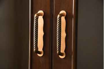 中古　美品　神戸元町欧風家具　メープル不二屋　クラシカルで気品あるデザインが魅力的なキャビネット(食器棚、カップボード、戸棚、収納棚)(R-058501)