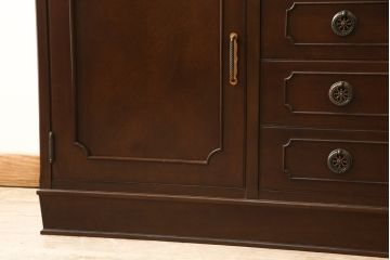 中古　美品　神戸元町欧風家具　メープル不二屋　クラシカルで気品あるデザインが魅力的なキャビネット(食器棚、カップボード、戸棚、収納棚)(R-058501)