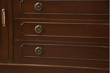 中古　美品　神戸元町欧風家具　メープル不二屋　クラシカルで気品あるデザインが魅力的なキャビネット(食器棚、カップボード、戸棚、収納棚)(R-058501)