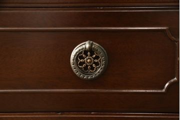中古　美品　神戸元町欧風家具　メープル不二屋　クラシカルで気品あるデザインが魅力的なキャビネット(食器棚、カップボード、戸棚、収納棚)(R-058501)