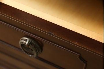 中古　美品　神戸元町欧風家具　メープル不二屋　クラシカルで気品あるデザインが魅力的なキャビネット(食器棚、カップボード、戸棚、収納棚)(R-058501)