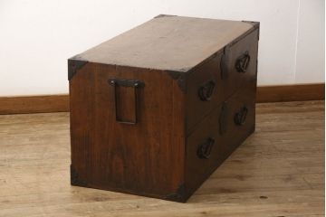 和製アンティーク　前面欅(ケヤキ)材　梅の花をモチーフにした珍しい金具がかわいらしい和タンス(収納箪笥、時代箪笥、引き出し)(R-058518)