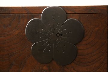 和製アンティーク　前面欅(ケヤキ)材　梅の花をモチーフにした珍しい金具がかわいらしい和タンス(収納箪笥、時代箪笥、引き出し)(R-058518)