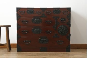 和製ビンテージ　三方欅(ケヤキ)材　唐獅子金具　木地呂塗り　力強い木目と迫力ある唐獅子が目を引く仙台民芸箪笥(仙台箪笥、収納箪笥、和タンス、引き出し、ヴィンテージ)(R-058520)