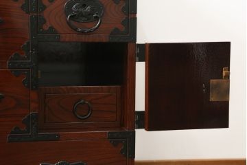 和製ビンテージ　三方欅(ケヤキ)材　唐獅子金具　木地呂塗り　力強い木目と迫力ある唐獅子が目を引く仙台民芸箪笥(仙台箪笥、収納箪笥、和タンス、引き出し、ヴィンテージ)(R-058520)
