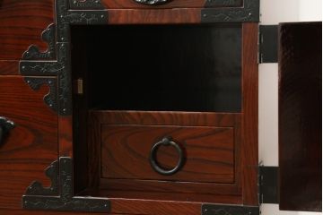 和製ビンテージ　三方欅(ケヤキ)材　唐獅子金具　木地呂塗り　力強い木目と迫力ある唐獅子が目を引く仙台民芸箪笥(仙台箪笥、収納箪笥、和タンス、引き出し、ヴィンテージ)(R-058520)