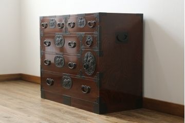 和製ビンテージ　三方欅(ケヤキ)材　唐獅子金具　木地呂塗り　力強い木目と迫力ある唐獅子が目を引く仙台民芸箪笥(仙台箪笥、収納箪笥、和タンス、引き出し、ヴィンテージ)(R-058520)