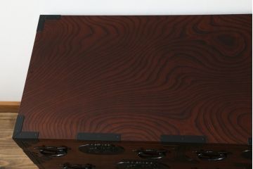和製ビンテージ　三方欅(ケヤキ)材　唐獅子金具　木地呂塗り　力強い木目と迫力ある唐獅子が目を引く仙台民芸箪笥(仙台箪笥、収納箪笥、和タンス、引き出し、ヴィンテージ)(R-058520)