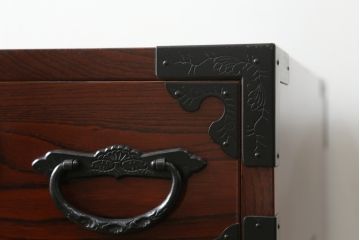 和製ビンテージ　三方欅(ケヤキ)材　唐獅子金具　木地呂塗り　力強い木目と迫力ある唐獅子が目を引く仙台民芸箪笥(仙台箪笥、収納箪笥、和タンス、引き出し、ヴィンテージ)(R-058520)