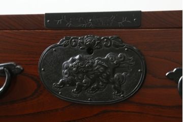 和製ビンテージ　三方欅(ケヤキ)材　唐獅子金具　木地呂塗り　力強い木目と迫力ある唐獅子が目を引く仙台民芸箪笥(仙台箪笥、収納箪笥、和タンス、引き出し、ヴィンテージ)(R-058520)