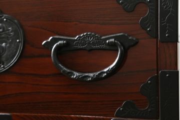 和製ビンテージ　三方欅(ケヤキ)材　唐獅子金具　木地呂塗り　力強い木目と迫力ある唐獅子が目を引く仙台民芸箪笥(仙台箪笥、収納箪笥、和タンス、引き出し、ヴィンテージ)(R-058520)